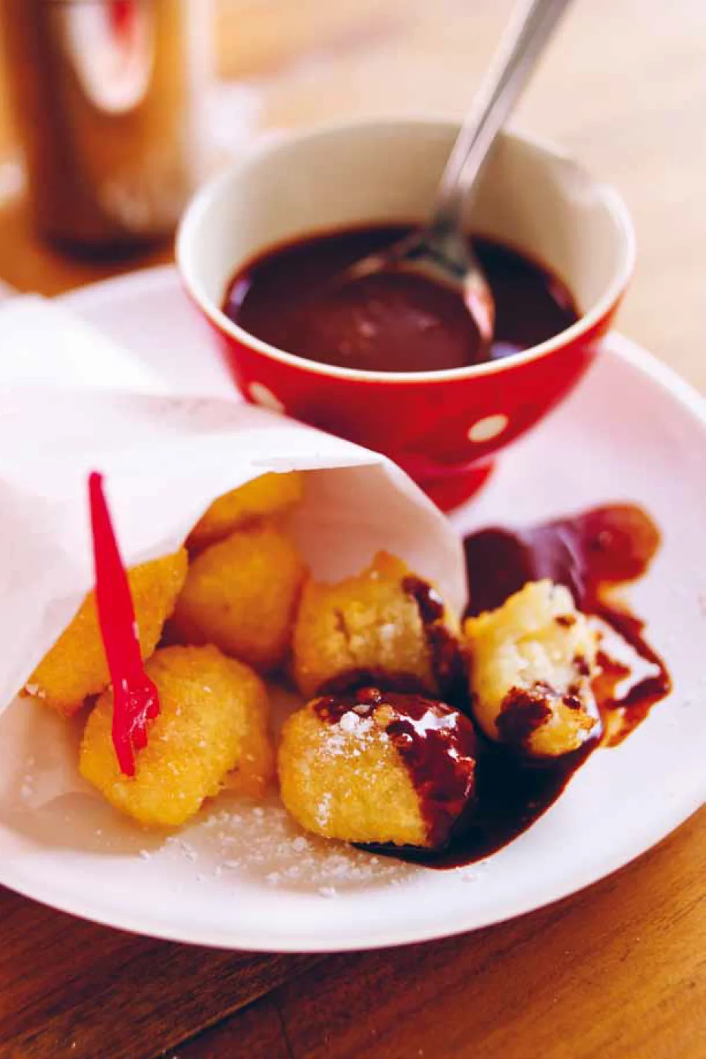Kokosbeignets met chocoladesaus