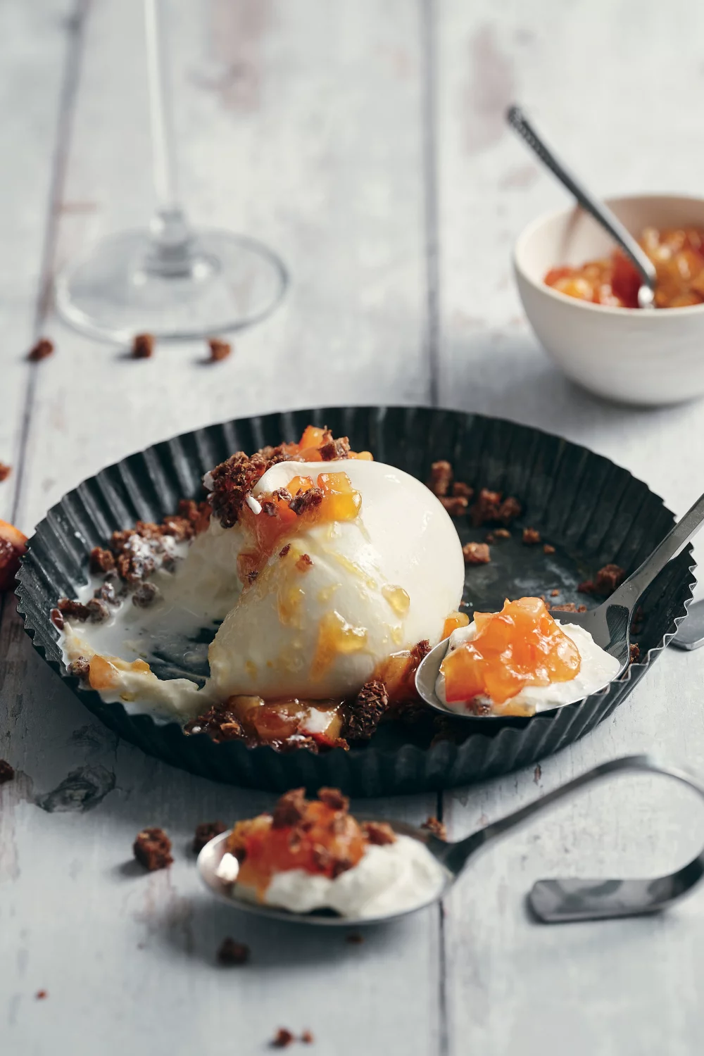 Burrata met bloedsinaasappelmarmelade en roggebroodkruim