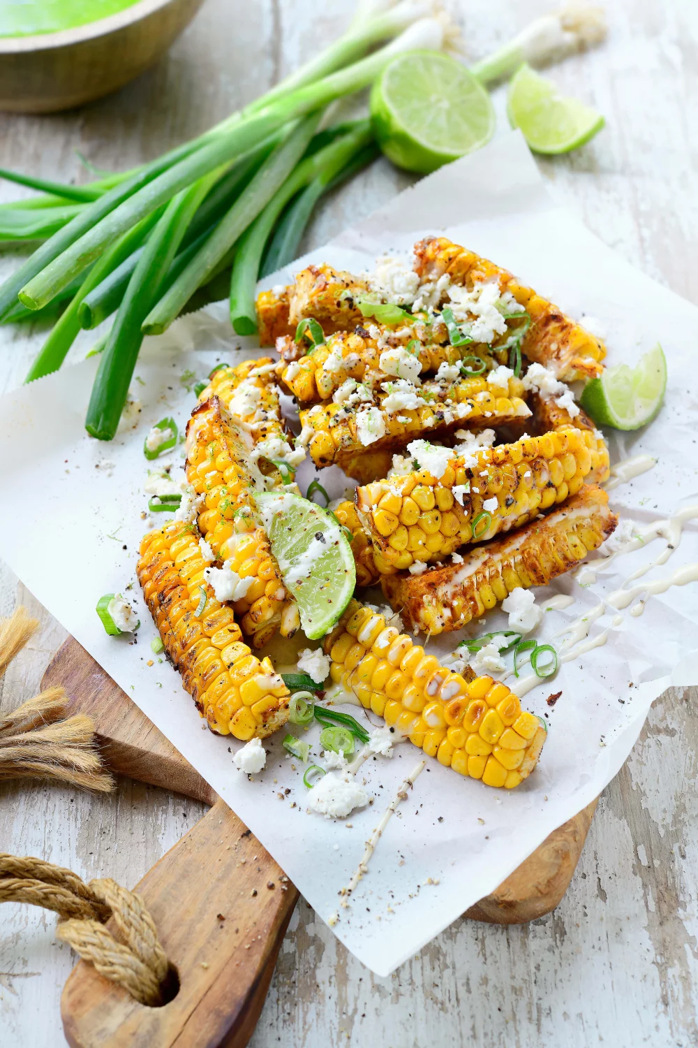 Mexicaanse maïsribbetjes met limoenmayo en feta