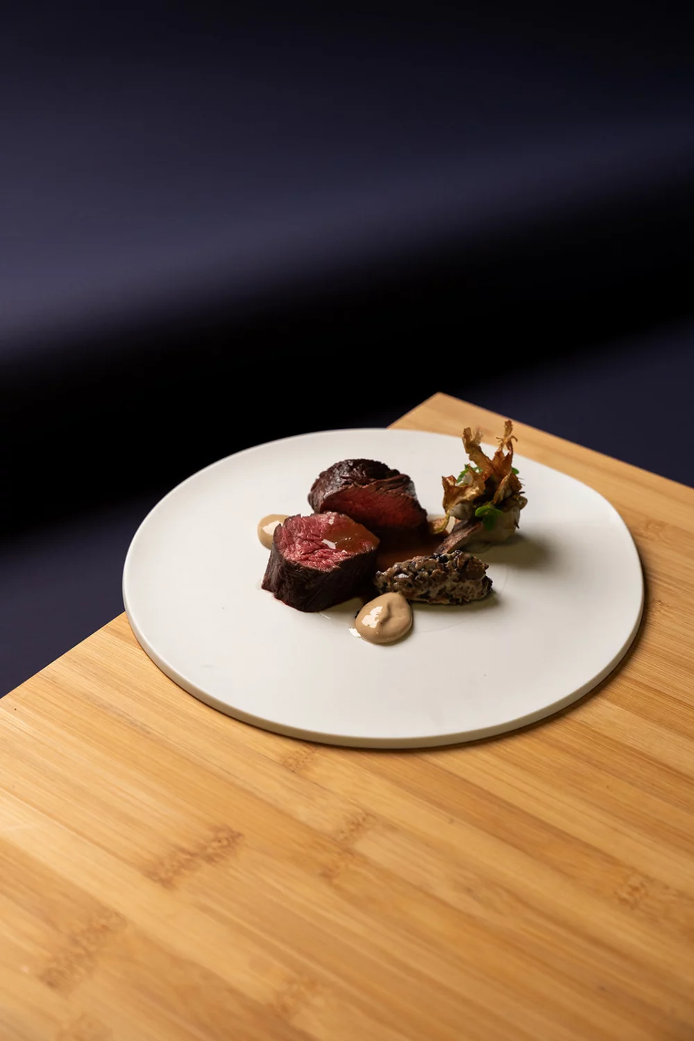 Onglet met artisjok, shiitake en zwarte look