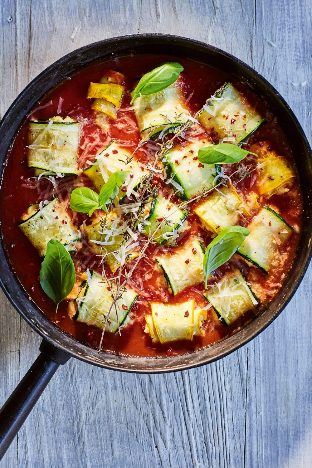 Involtini van gegrilde courgette en miso-amandelricotta