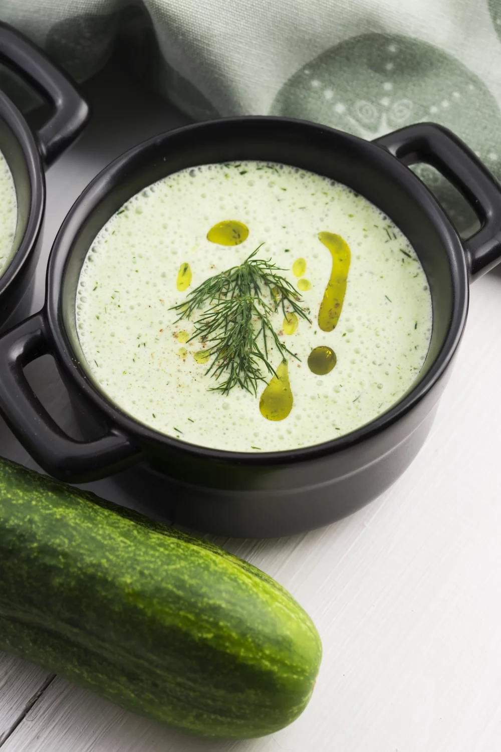 Koude komkommersoep met tonijn en avocado