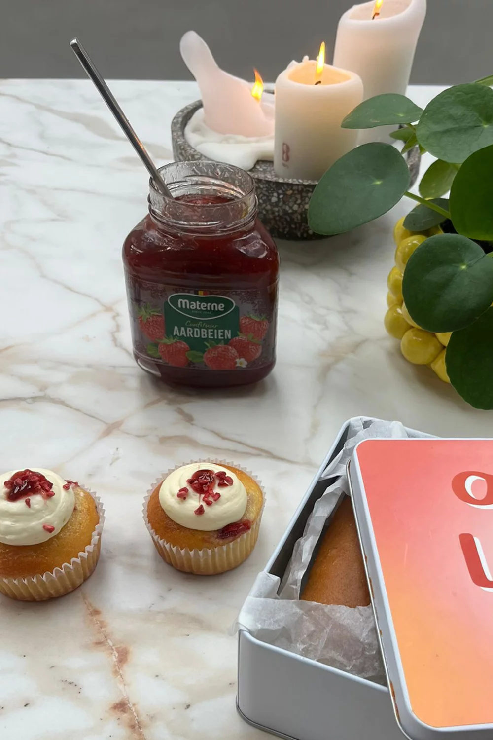 Cupcakes met aardbeien en slagroom