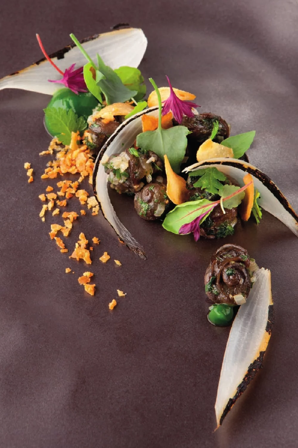 Naamse slak met puree van groene kruiden