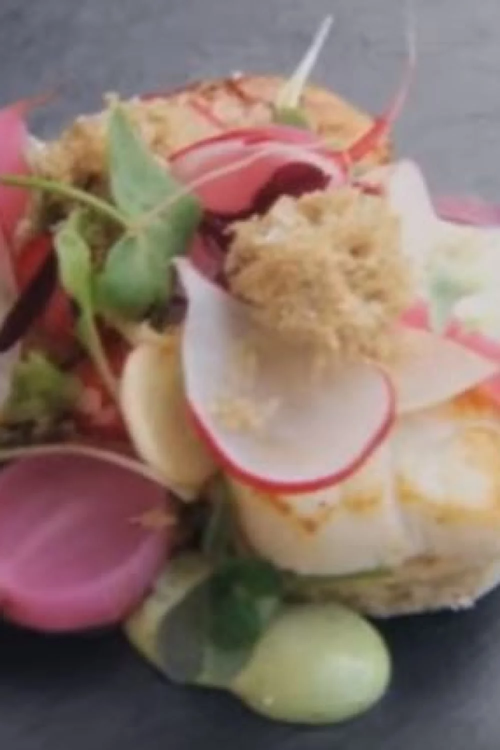 Gemarineerde en gebakken coquilles met een cake van truffel
