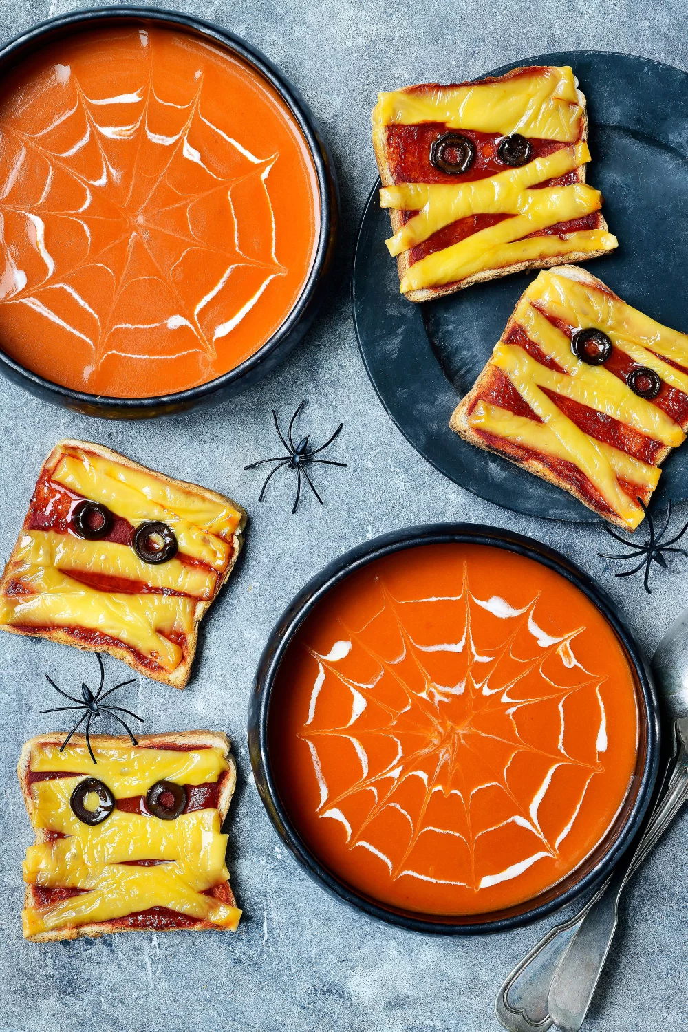 Spinnenweb tomatensoep met mummie-toasts