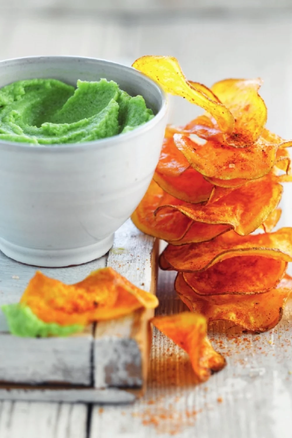 Broccolidip met chips van zoete aardappel