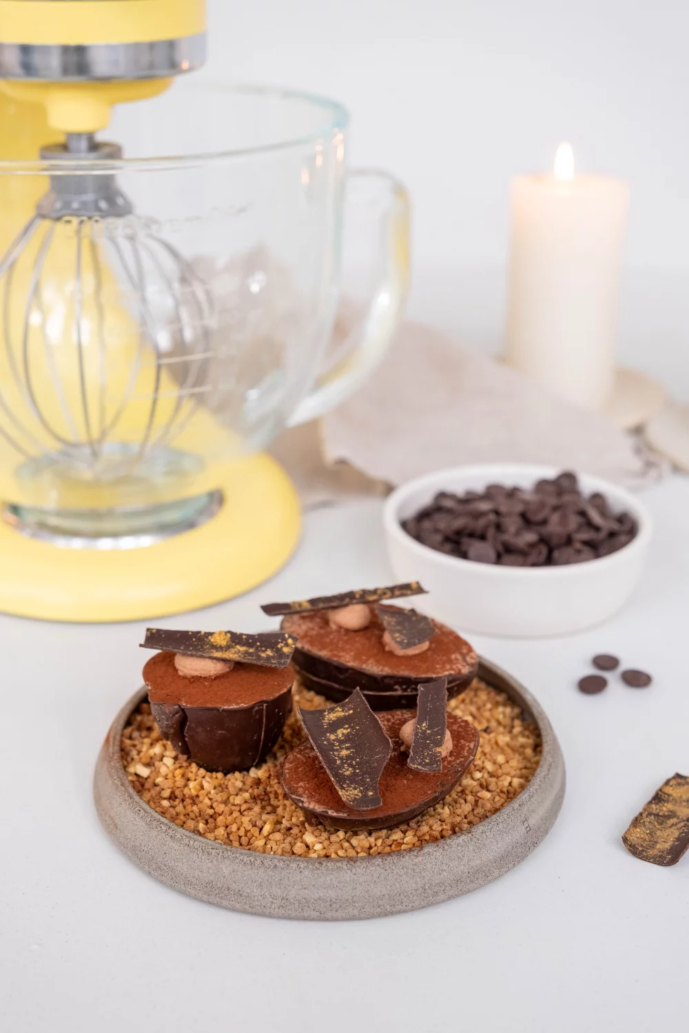 Met chocomousse gevulde paaseieren