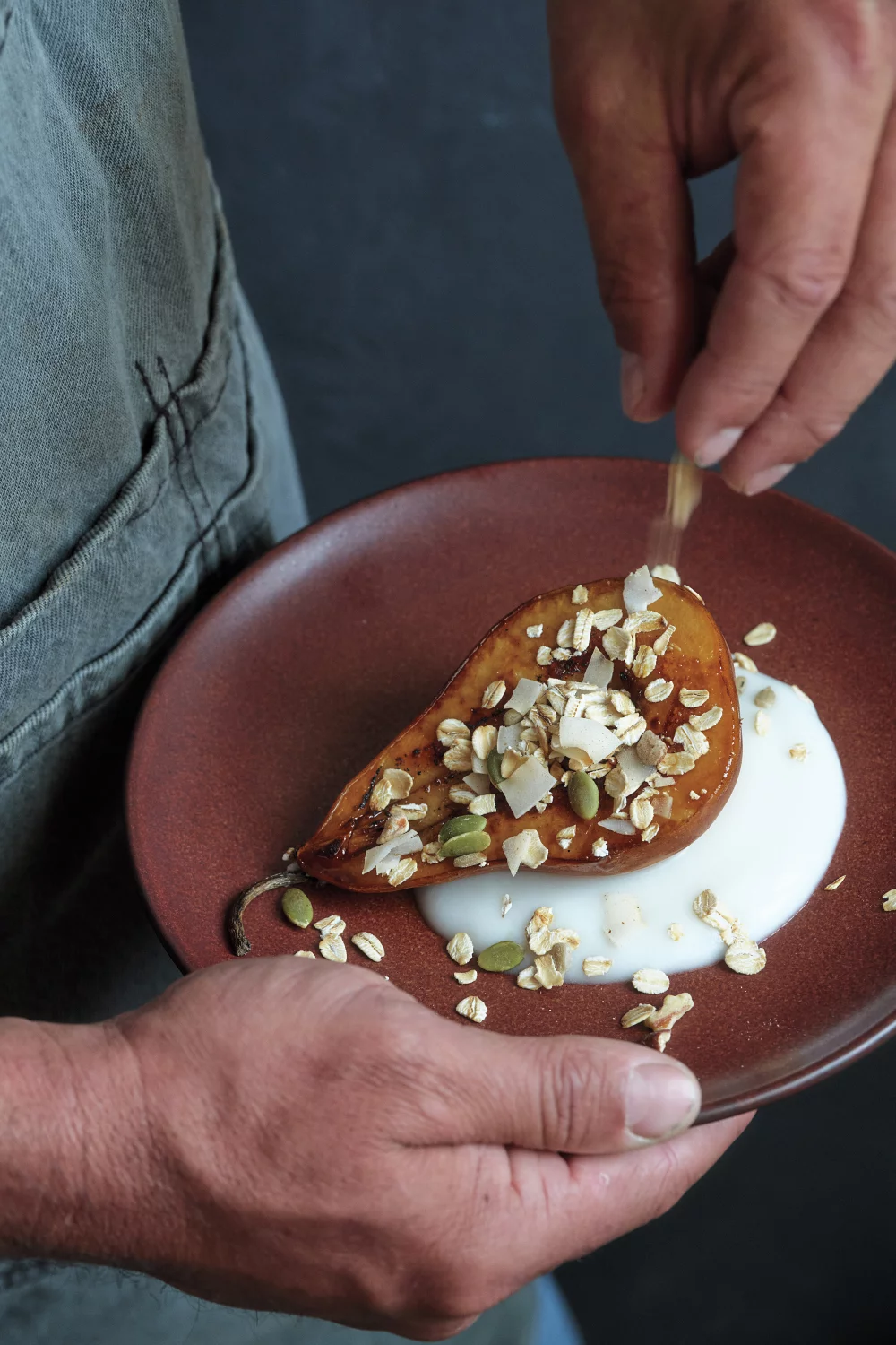 Gekaramelliseerde peren met yoghurt en muesli