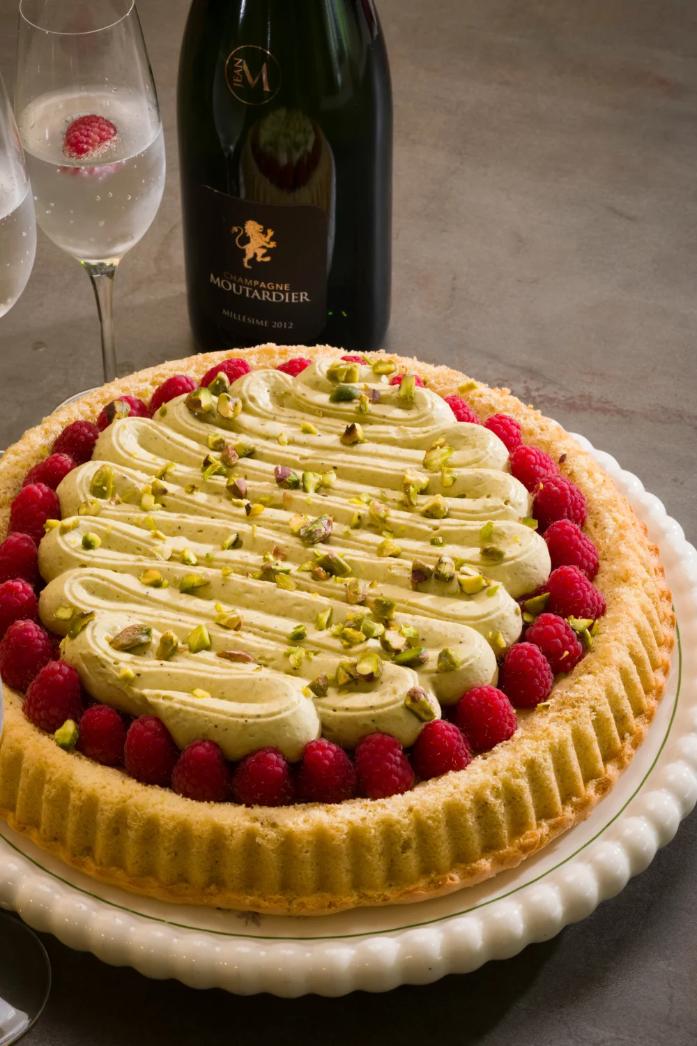 Biscuitbodem met frambozenjam en pistachebavarois