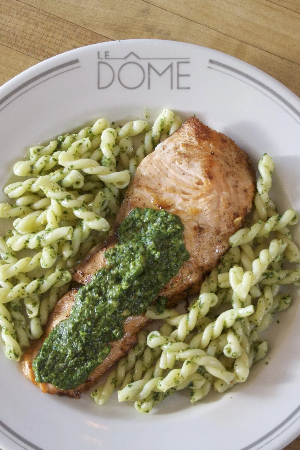 Zalm met gemelli pasta en pesto