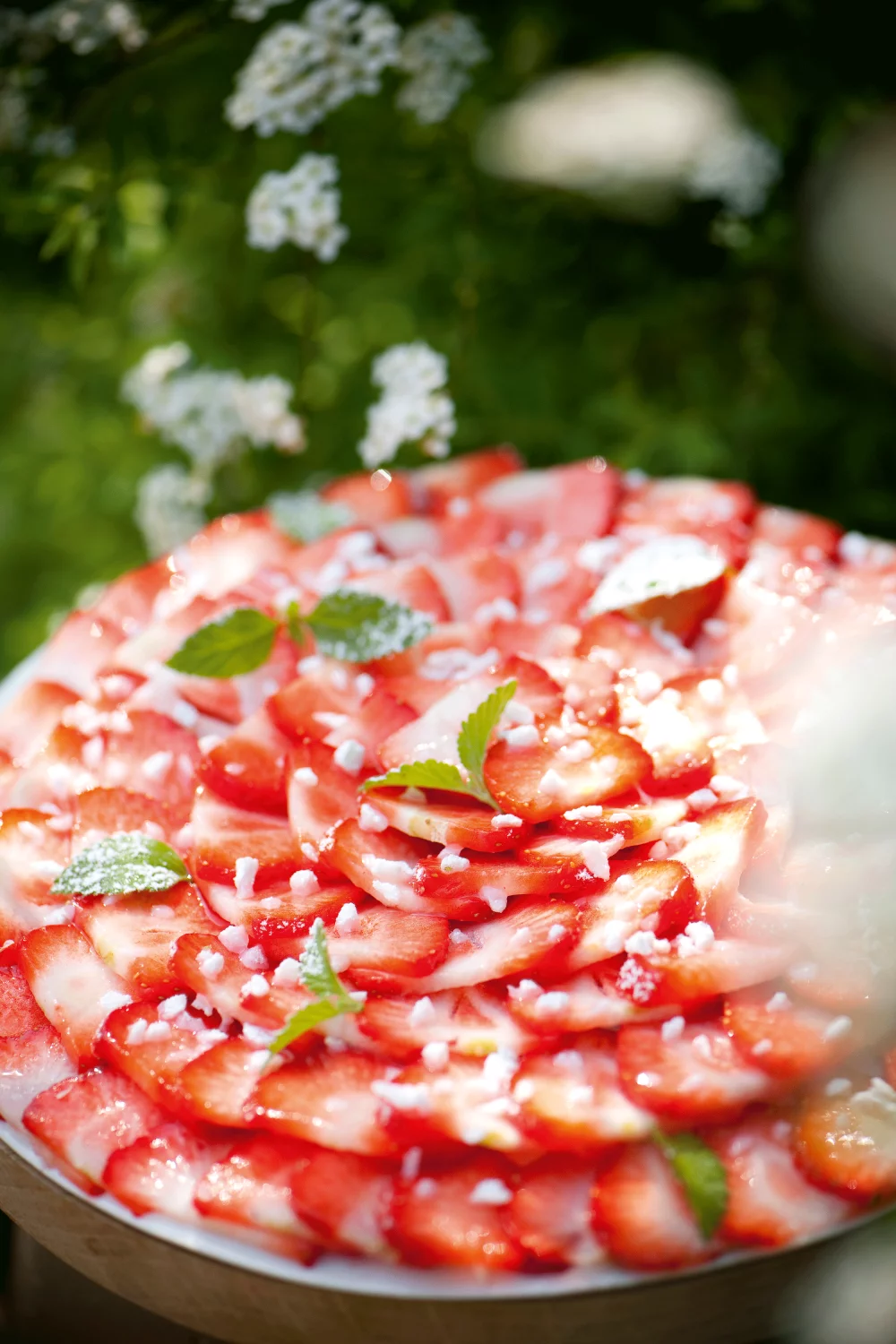 Aardbeiencarpaccio met munt en yoghurtcrumble