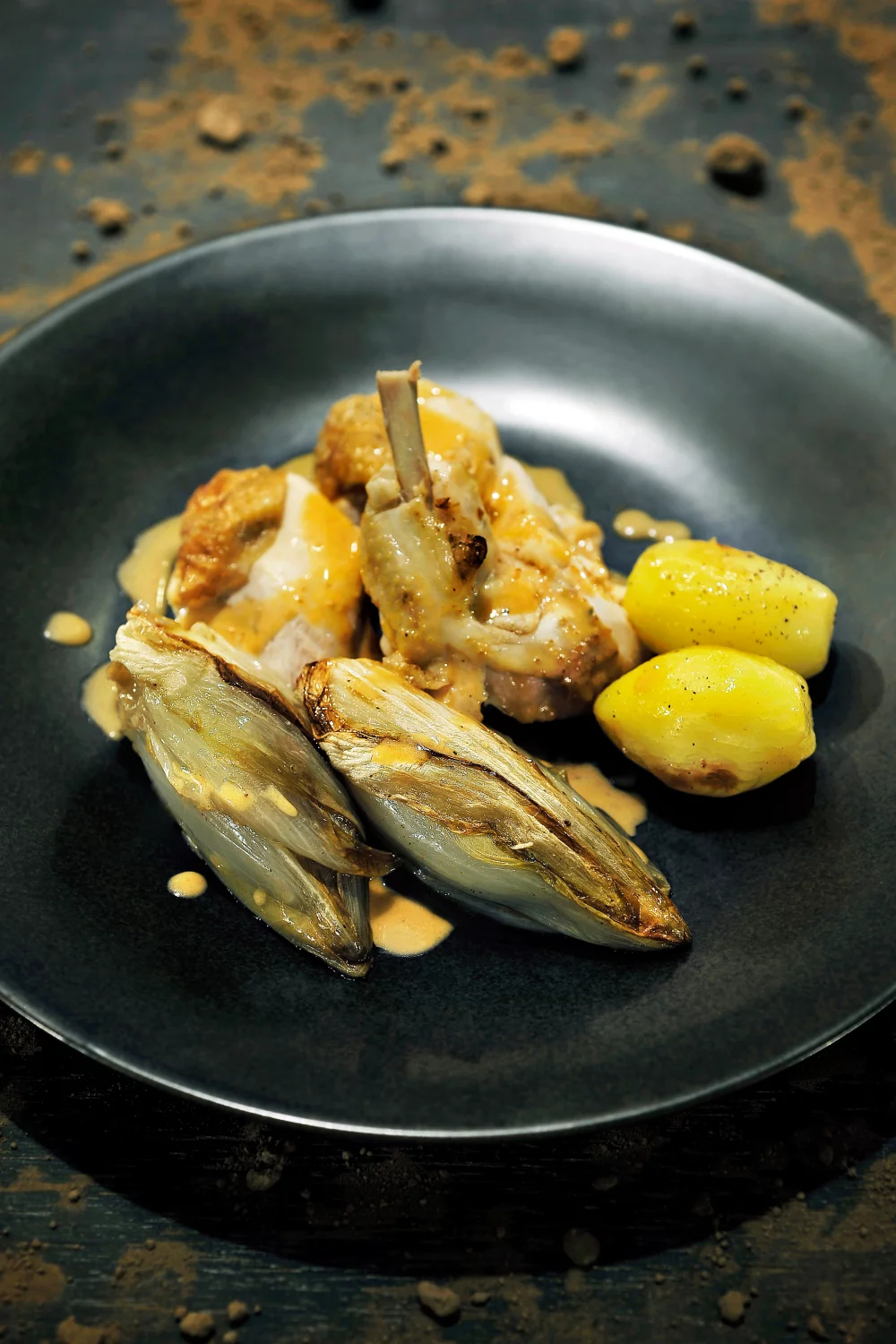 Kip à la crème, met witloof en gedraaide aardappelen gebakken in kippenvet