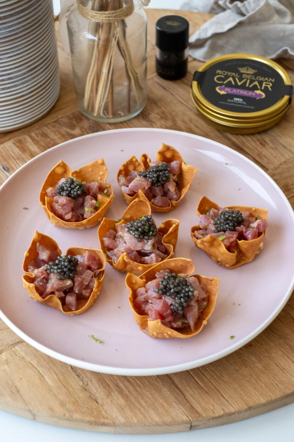 Wontoncups met tonijntartaar en kaviaar
