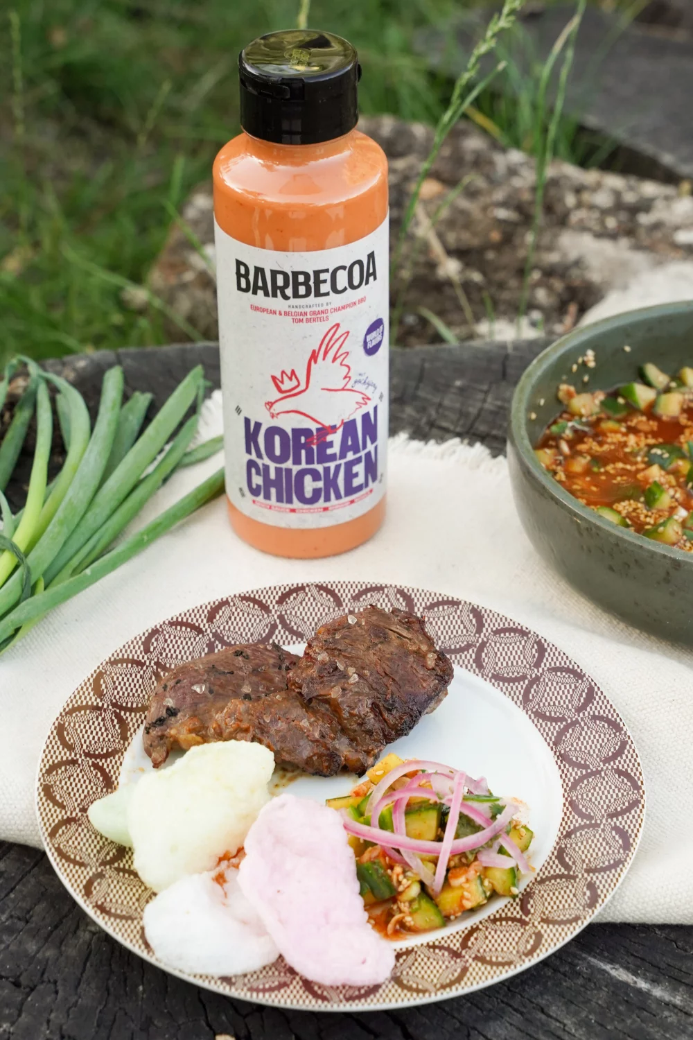 Korean BBQ met komkommersalade en gepekelde rode ui