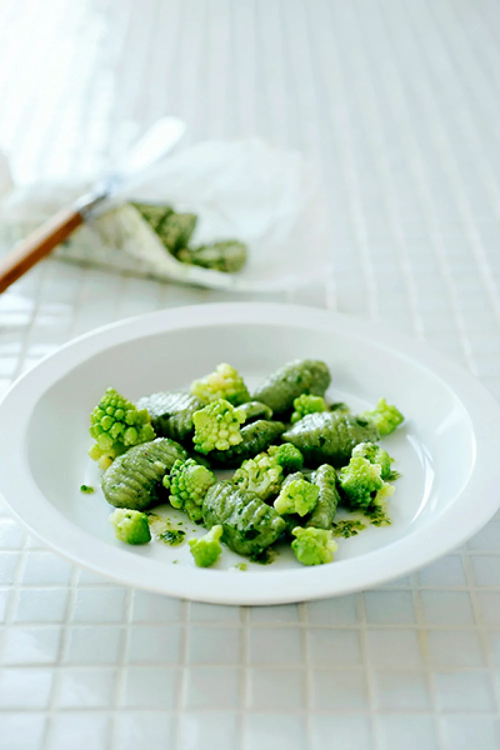Gnocchi met basilicum, romanesco en algenboter