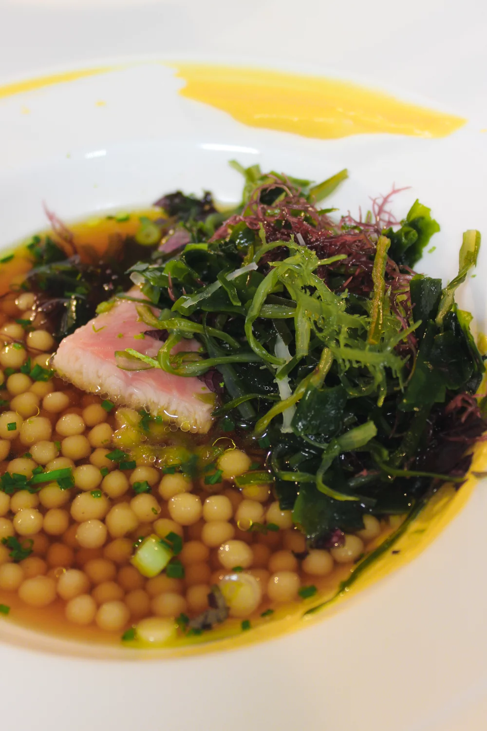 Sojabouillon met gerookte paling en parelcouscous