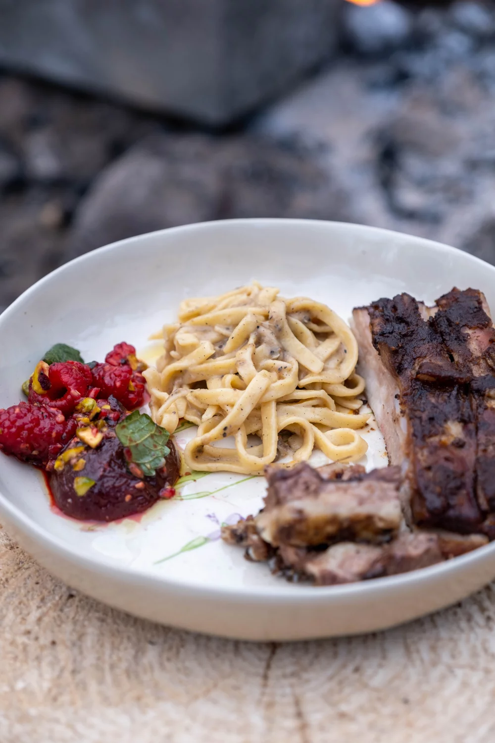 Pasta alla chitarra met bietensalade en ribbetjes