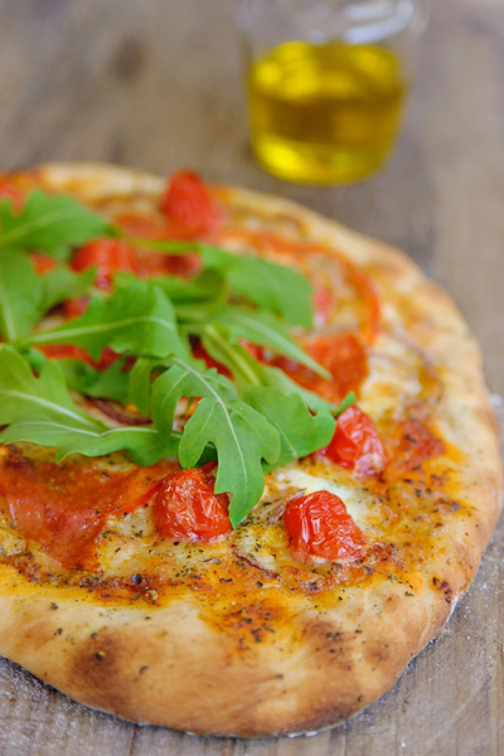 Pizza met salami, tomaat en rucola