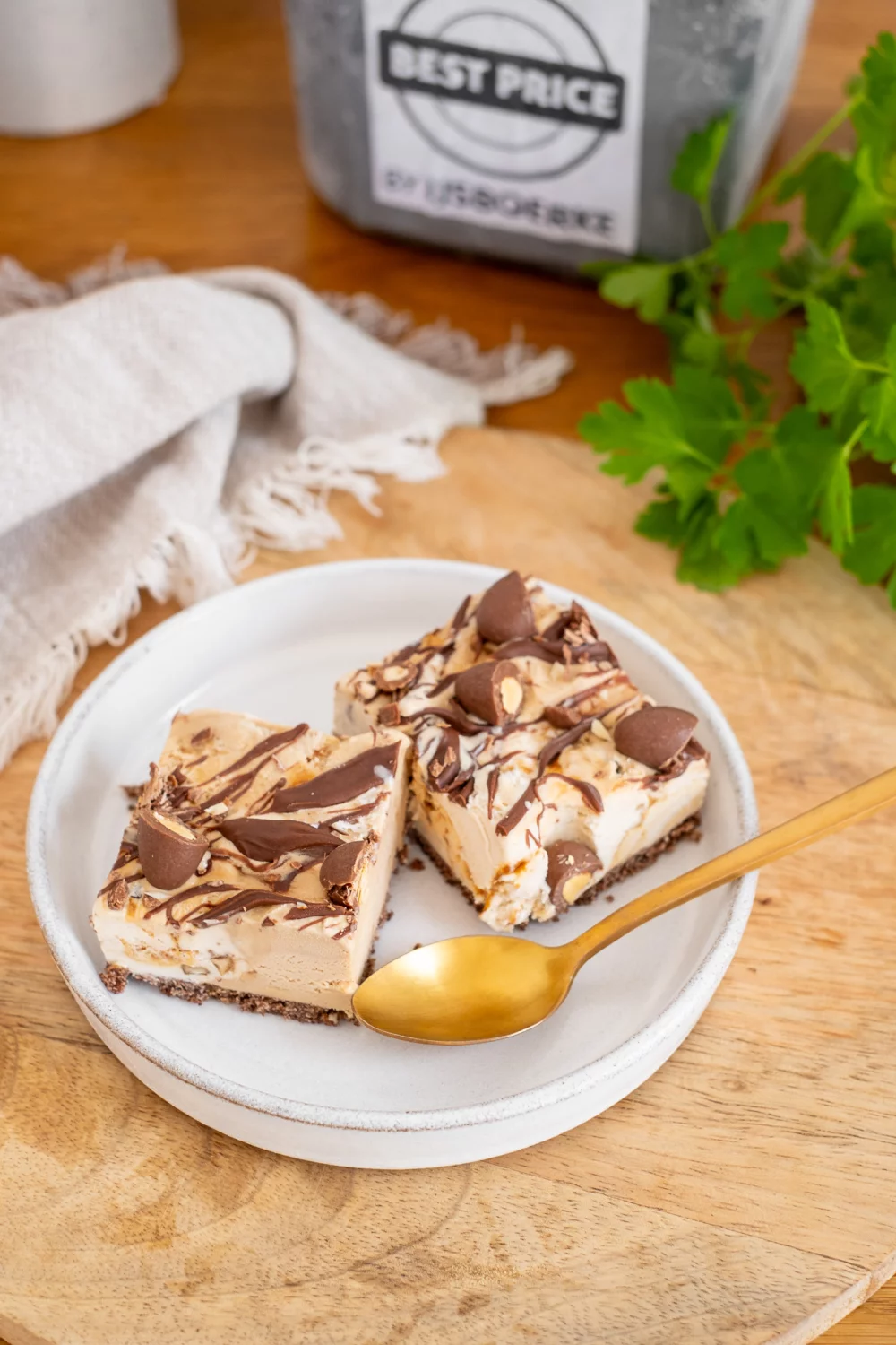 Ijscake met nootjes