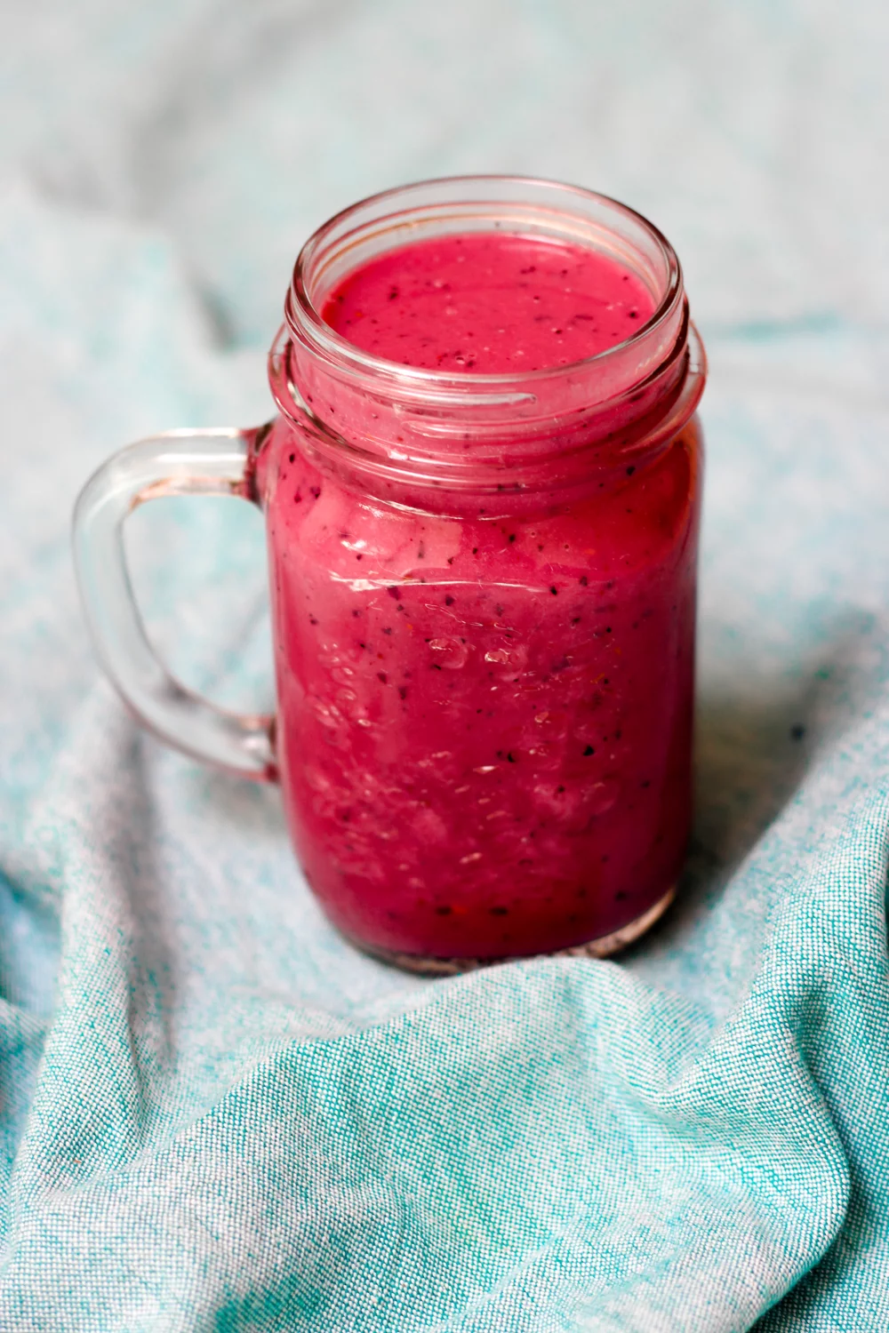 Rode vruchtensmoothie met cashewmelk