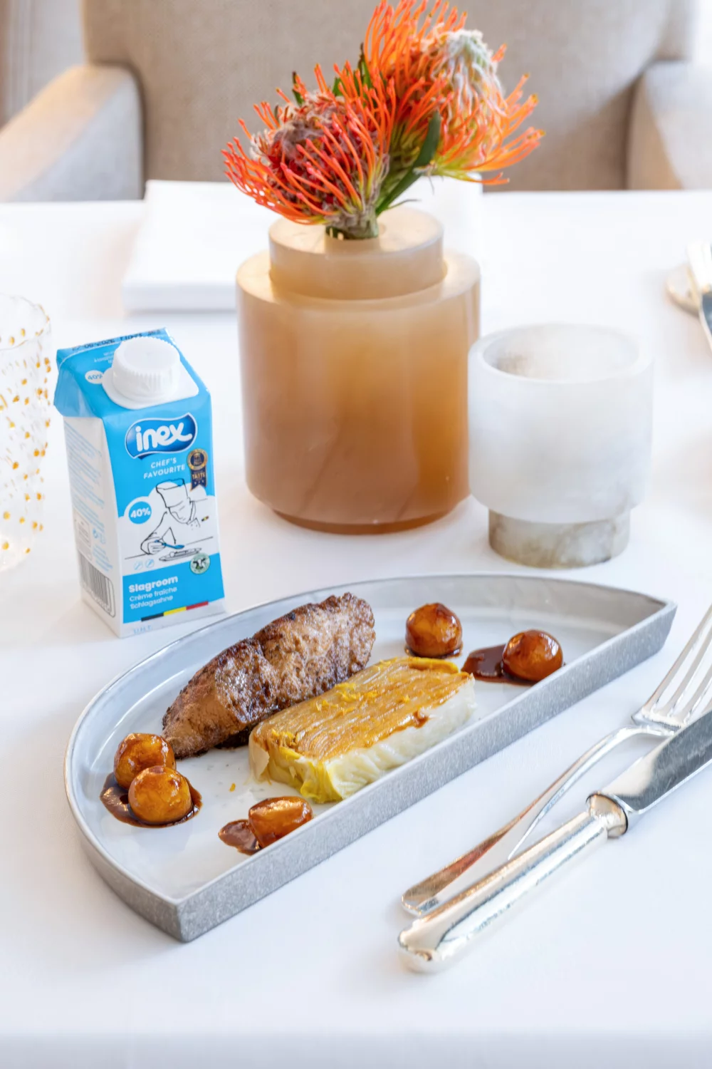Kalfszwezerik met millefeuille van witloof