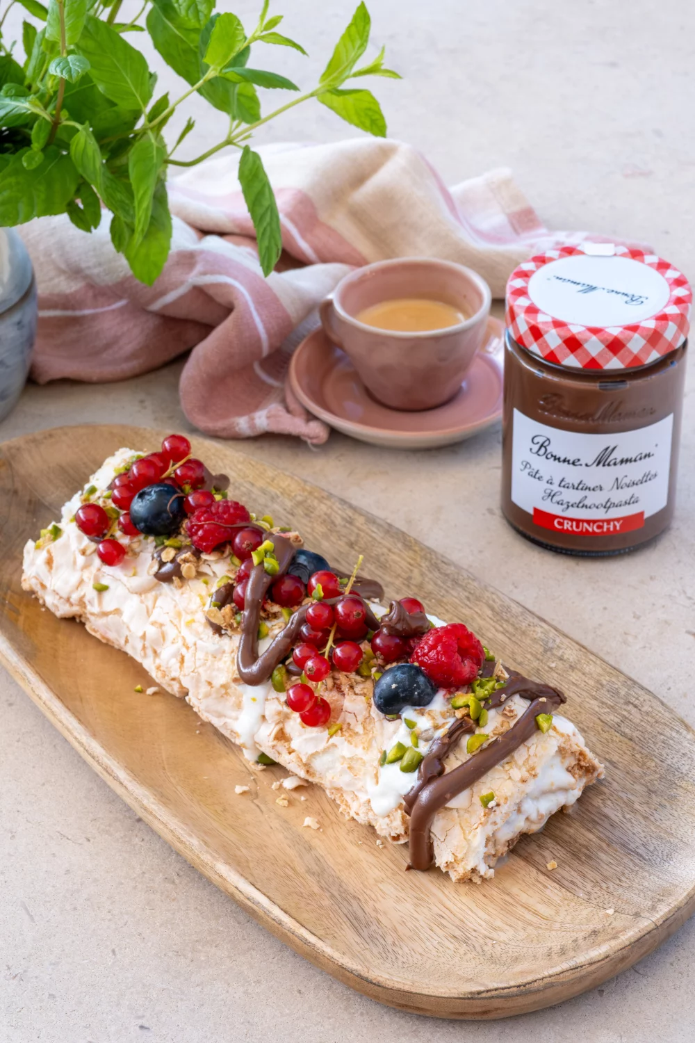 Pavlova roll met crunchy chocopasta