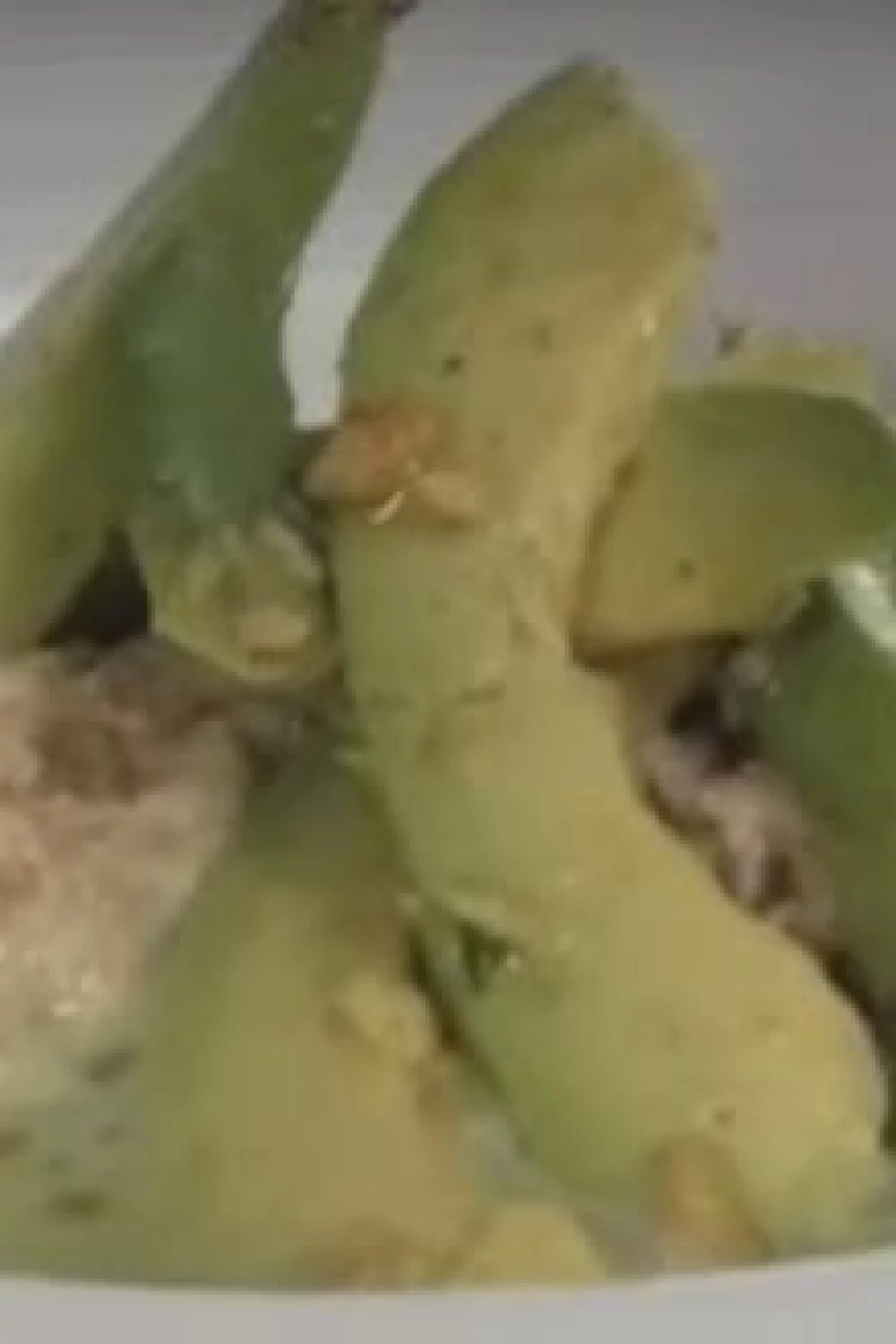Koude komkommersoep met tonijn en avocado