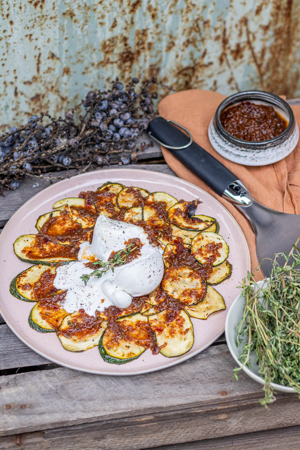 Carpaccio van courgette met een sausje van zongedroogde tomaat, makreel en burrata