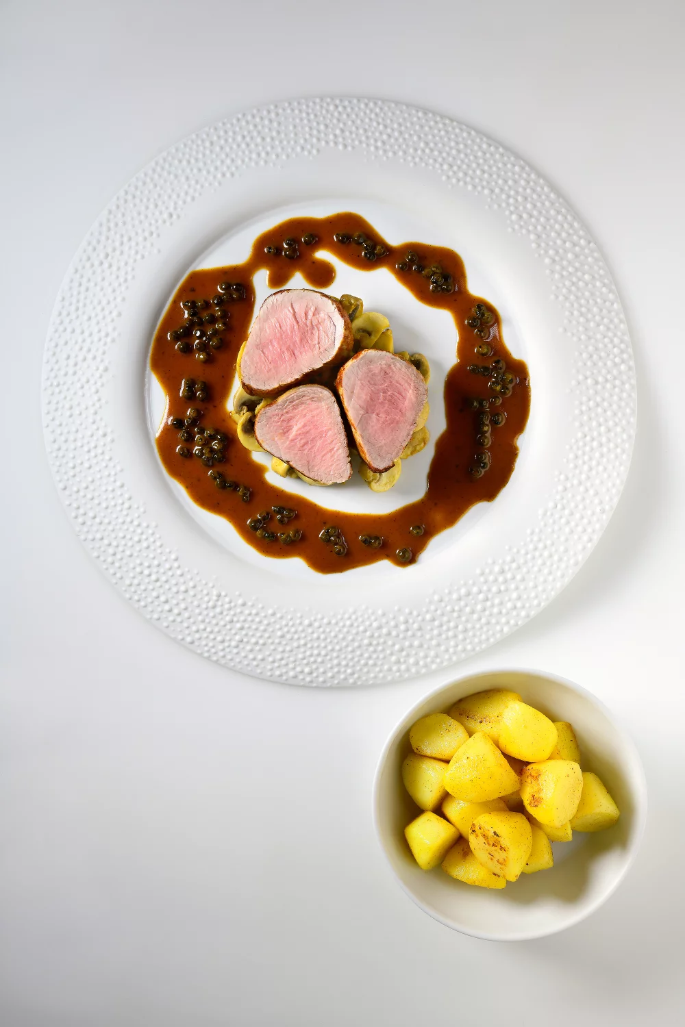Varkensmedaillon met champignons, peperroomsaus en aardappeltjes