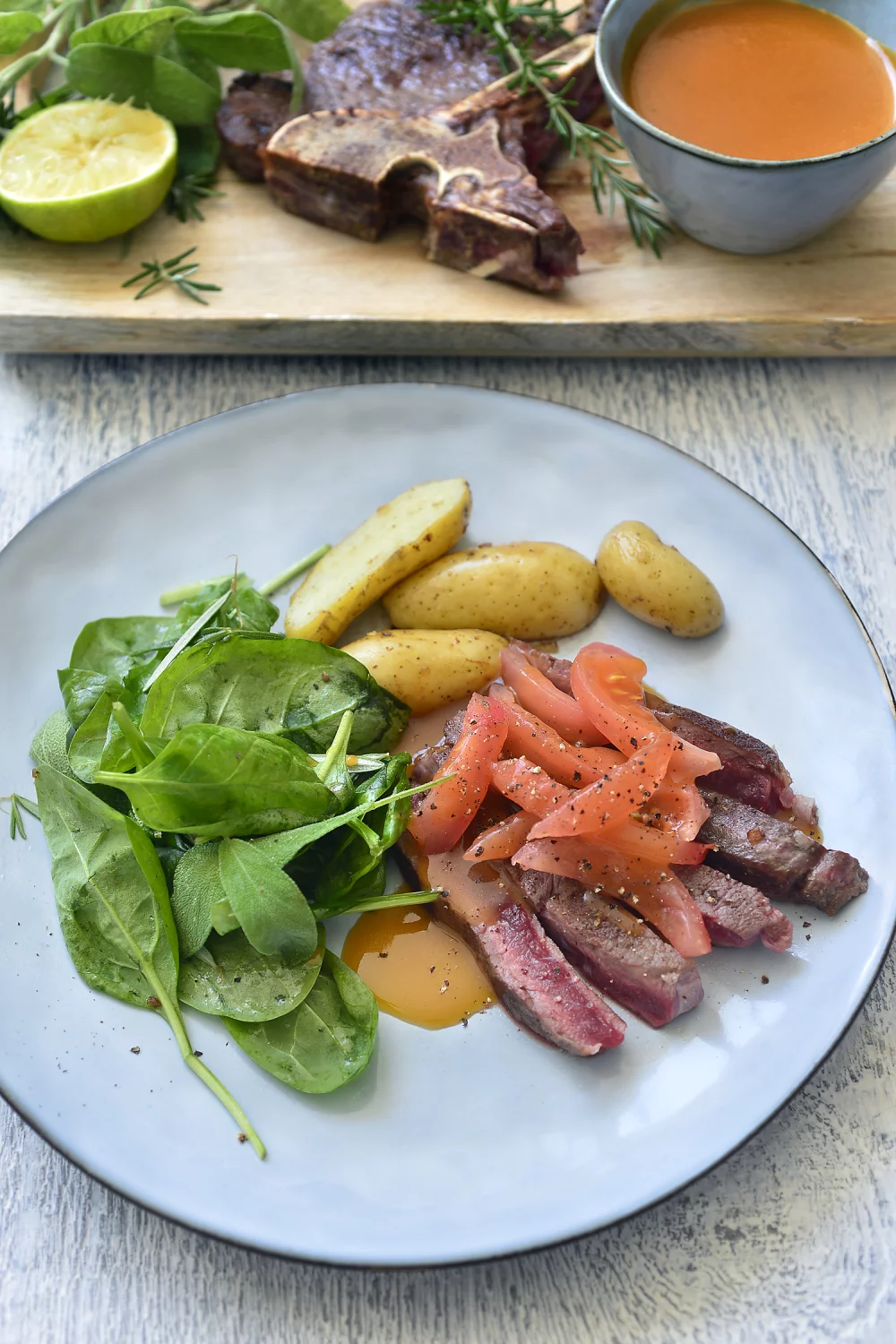 Geroosterde steak met vleesjus en ovenaardappeltjes