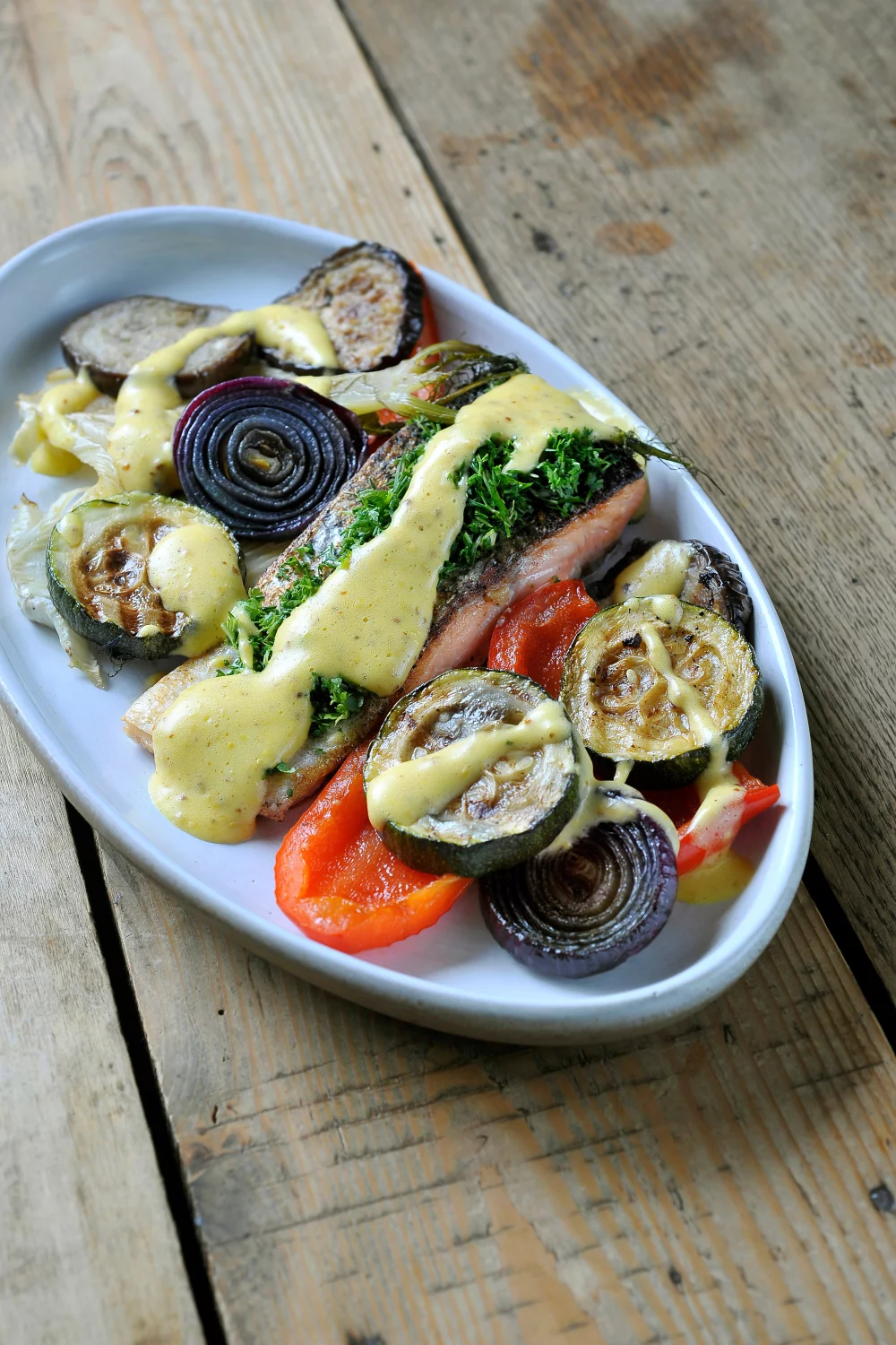 Geroosterde zalm met gegrilde groenten en dijonaise
