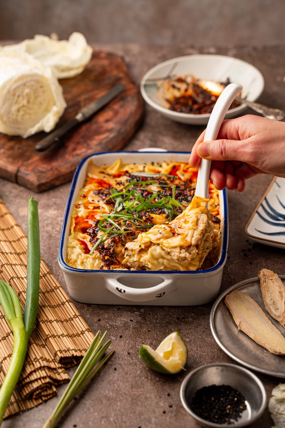 Dumpling lasagne met kip, kool en crispy chili-olie