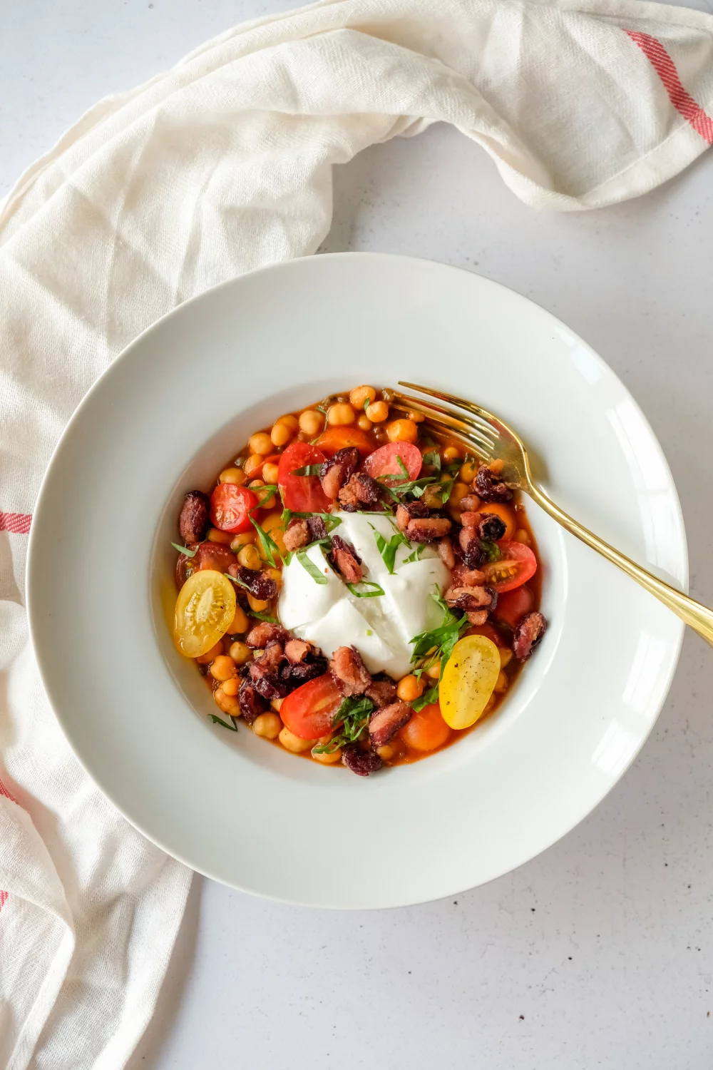 Burrata met tomatensaus, linzen, bonen en kikkererwten