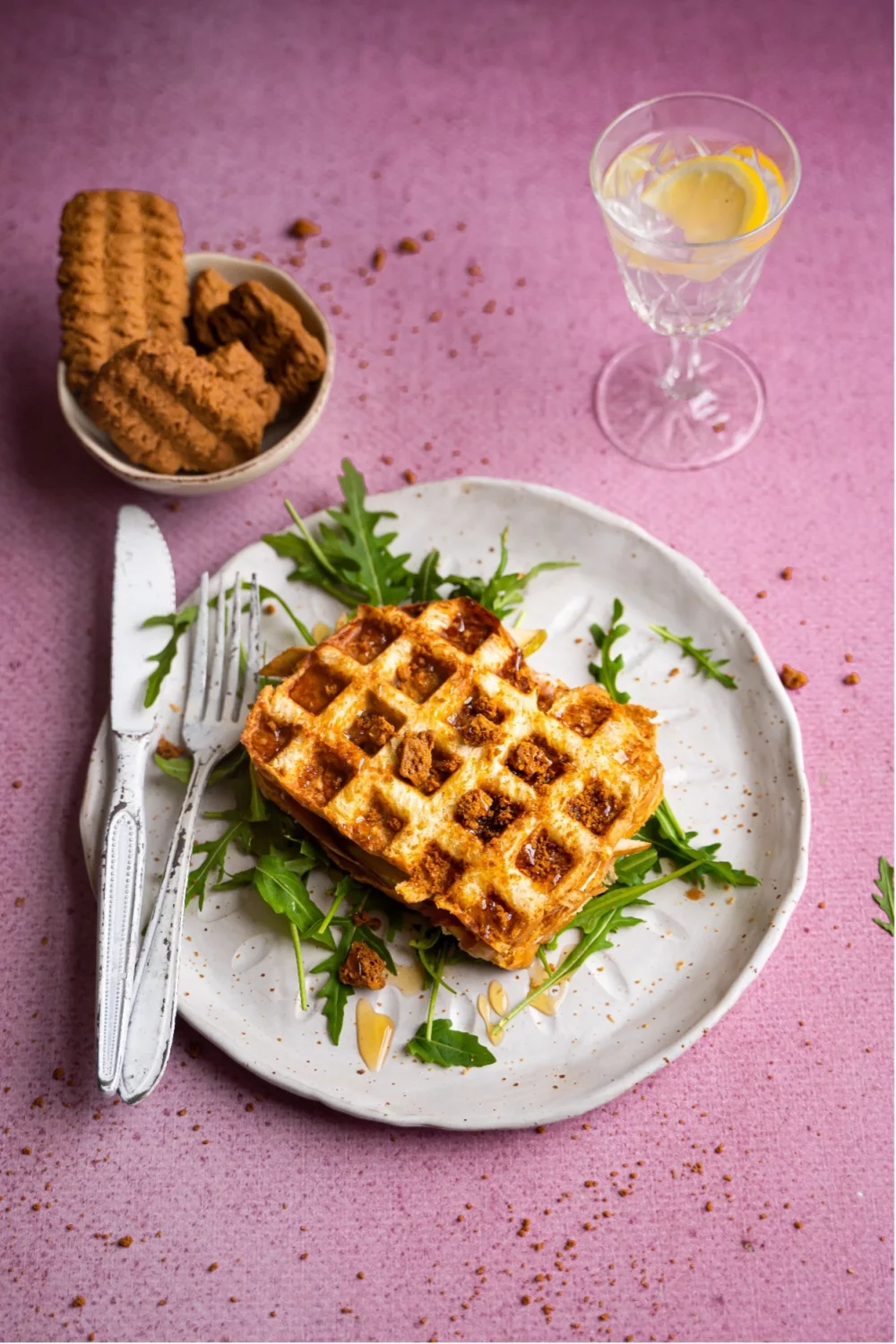 Zoet-hartige briochewafels met speculaas, camembert, peer en serranoham