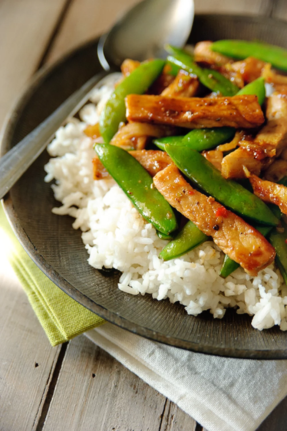 Wokschotel met varkensvlees en sugar snaps