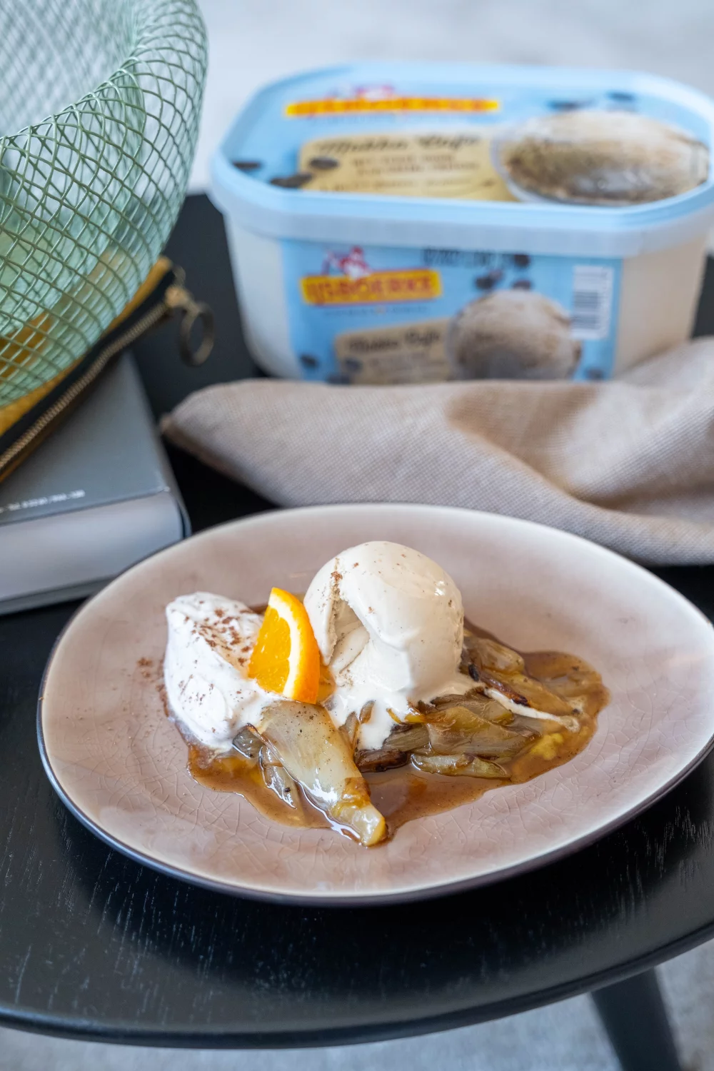 Gekarameliseerd witloof met koffie-ijs en speculaasroom