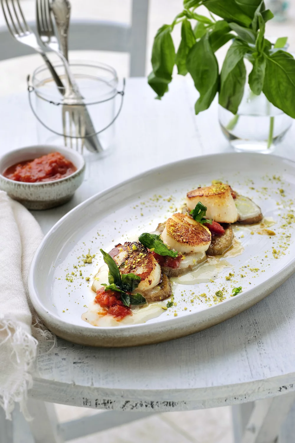 Sint-Jakobsvruchten met aubergine en gepofte basilicum