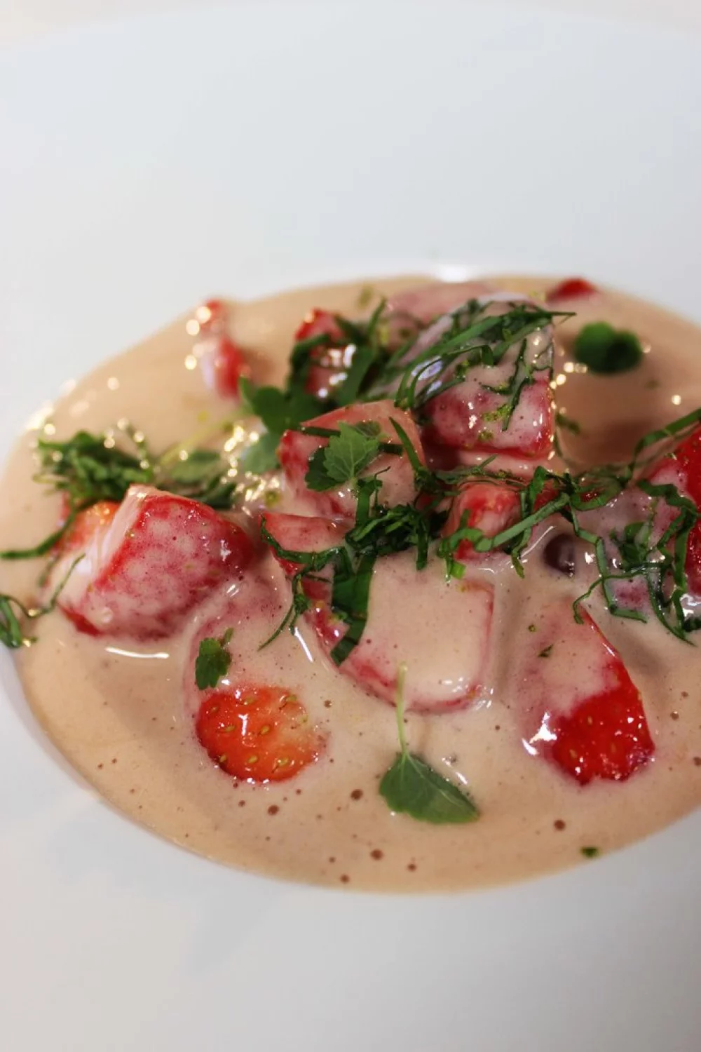 Sabayon van kriekenbier met gemarineerde aardbeien
