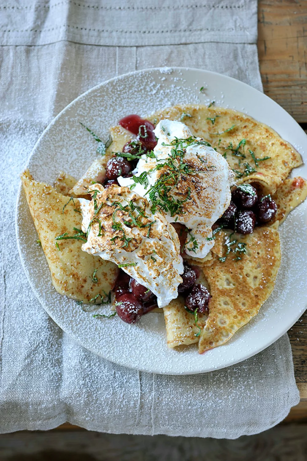 Pannenkoeken met kriekensaus en meringue