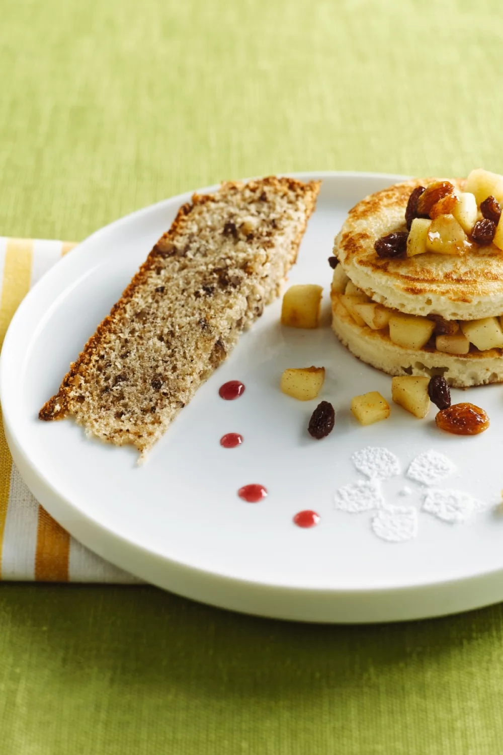 Notencake en pancakes met appelmoes