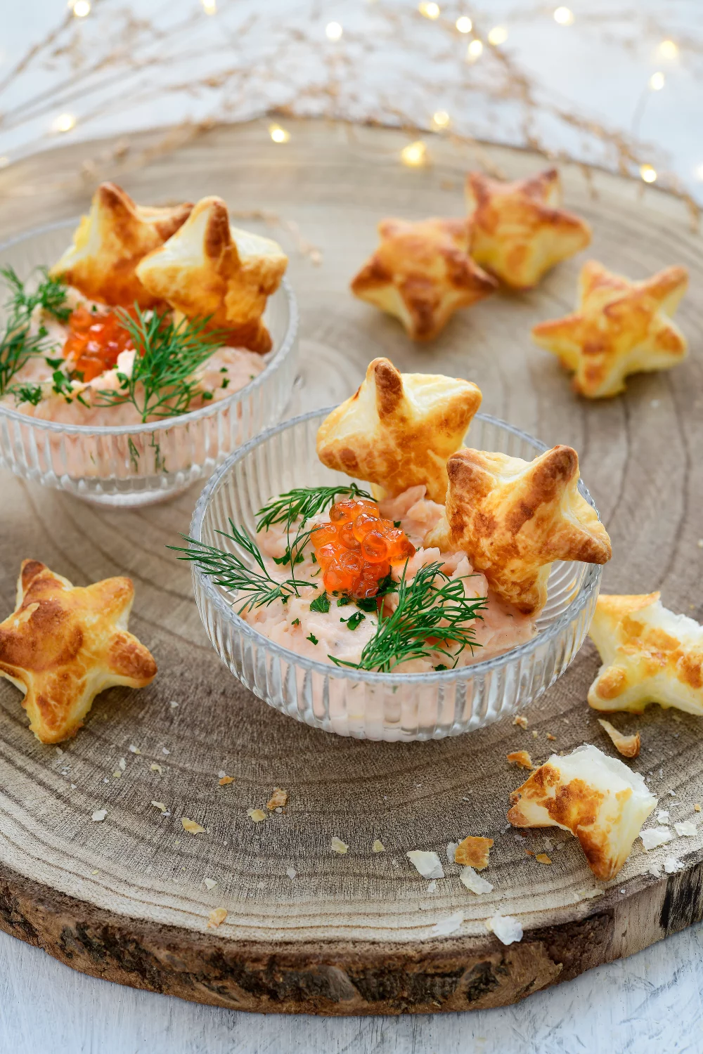 Zalmmousse met bladerdeegsterren