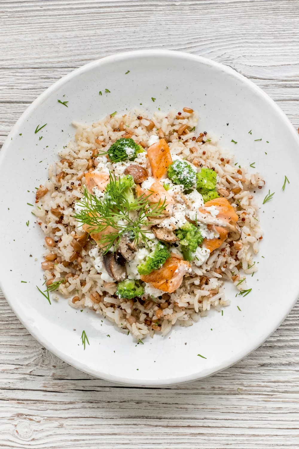Bruine rijst, spelt en quinoa met zalm, broccoli en champignons