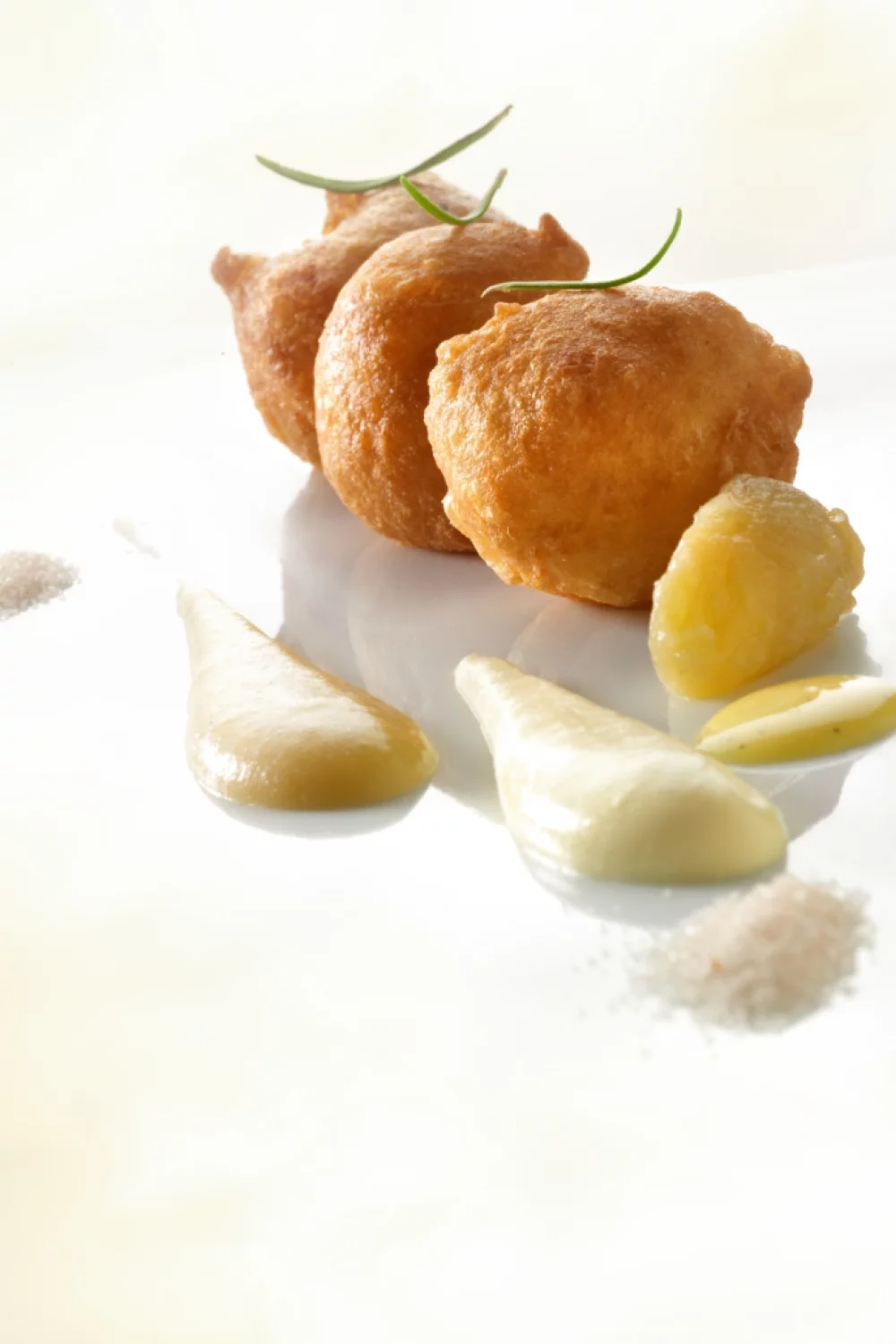 Oliebollen met appelcompote en vanillesaus