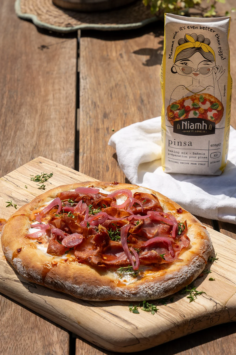 Pinsa met geitenkaas, serranoham en hot honey