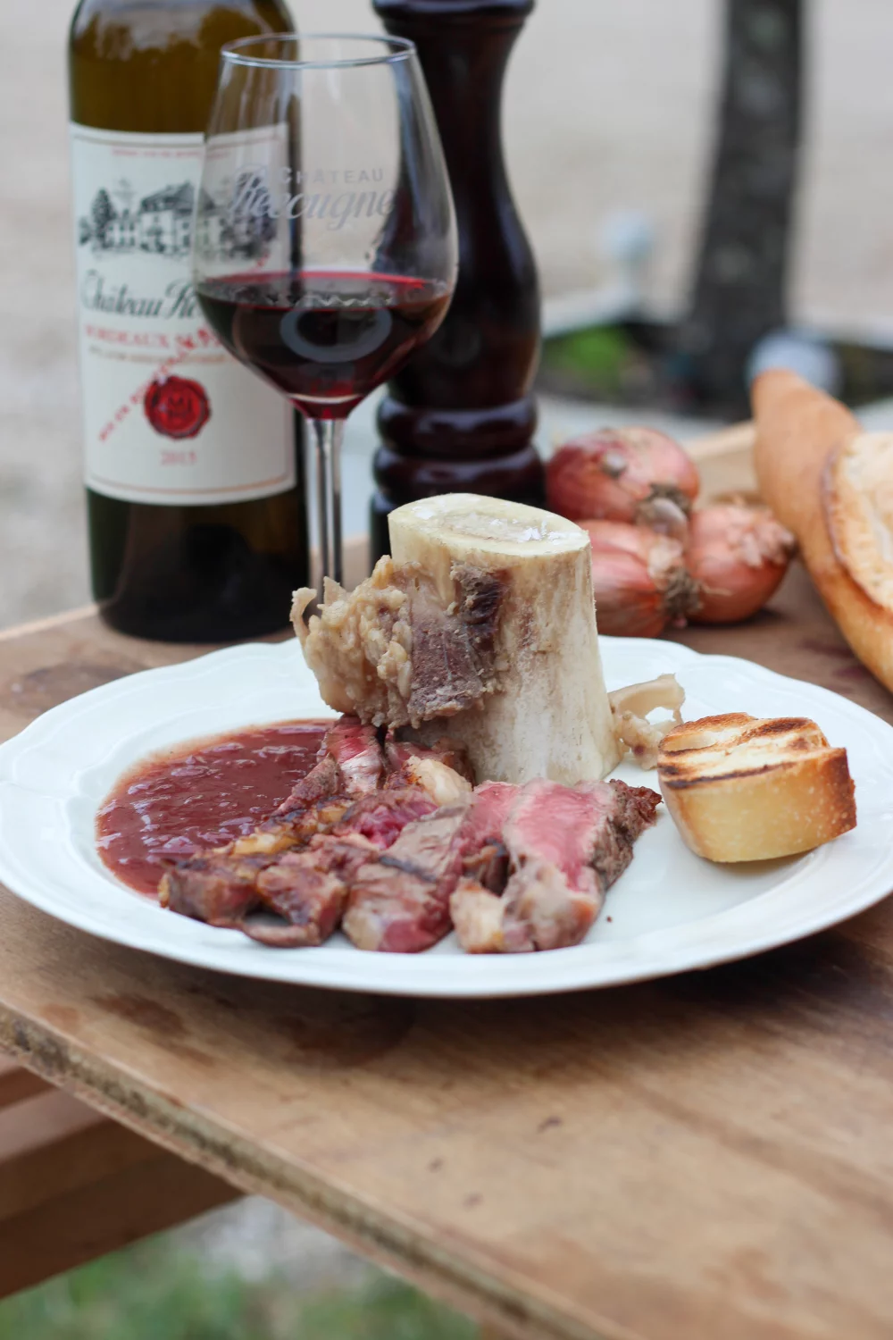 Entrecote met mergpijpjes en rode wijnsaus