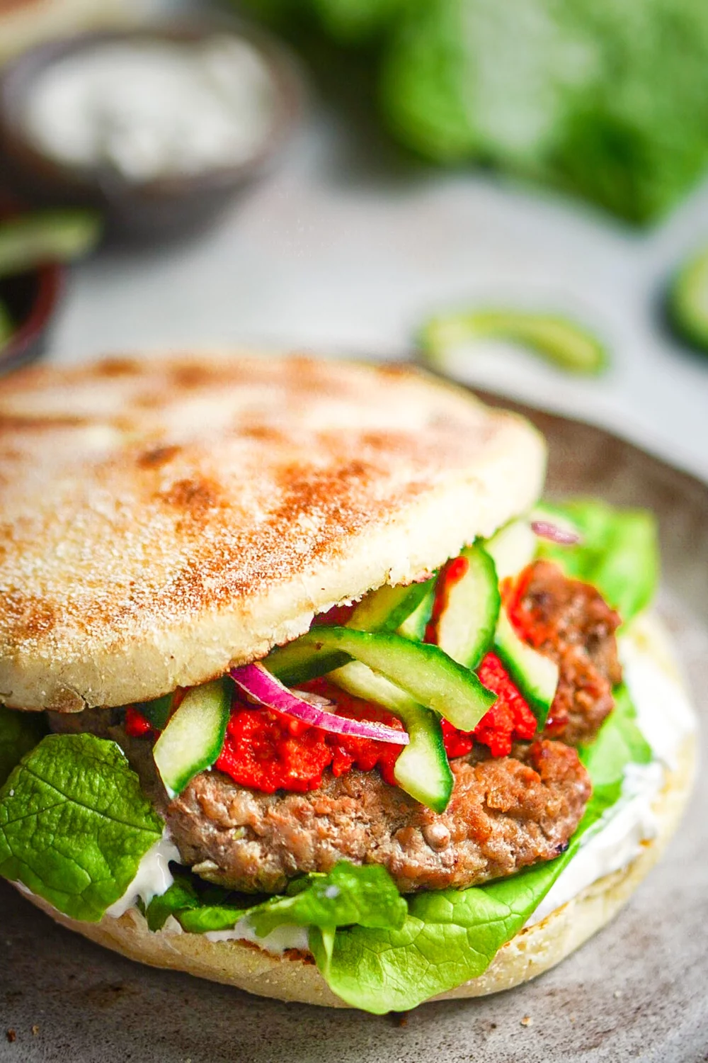 Pljeskavica met ajvar, kajmak en groenten