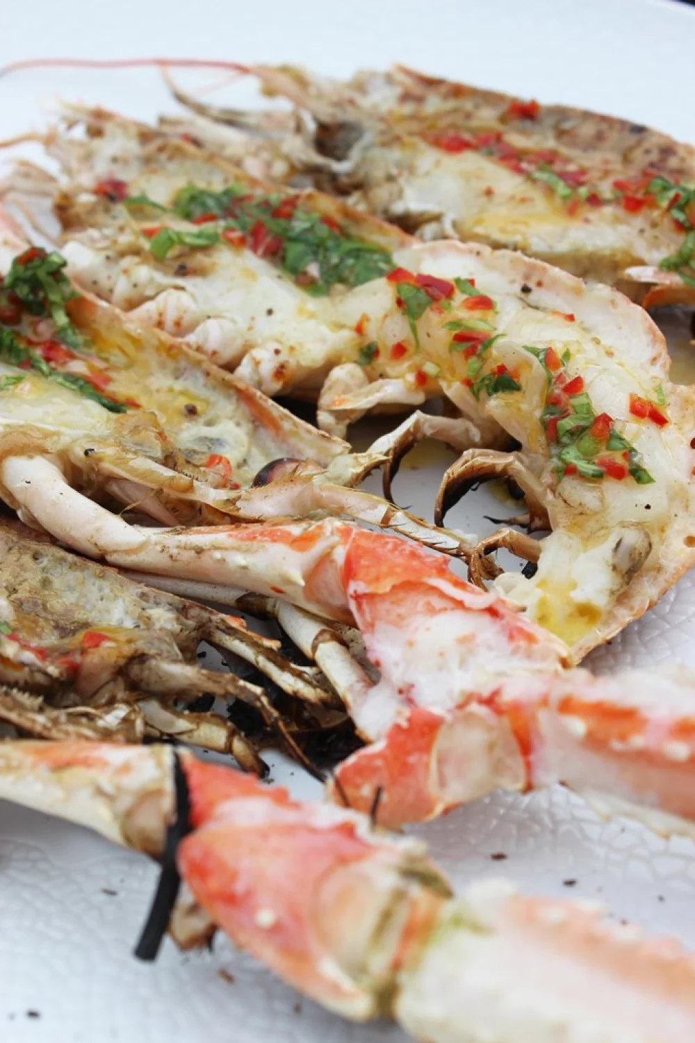 Gegrilde langoustines met een dressing van rode peper en basilicum