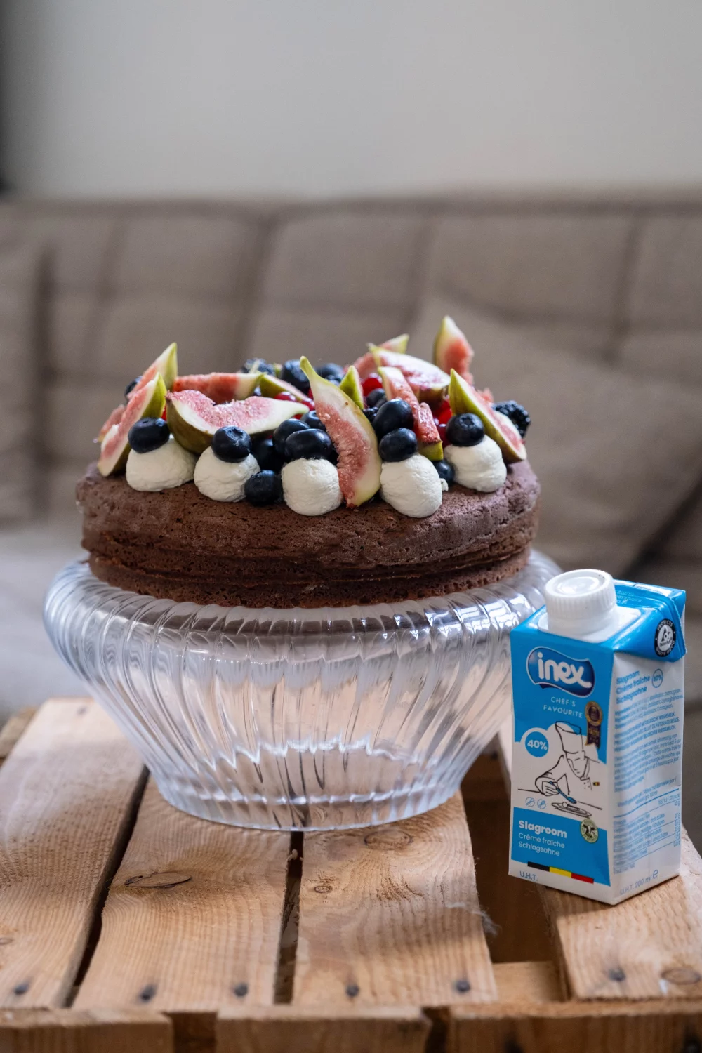 Chocoladecake met vijgen en rood fruit