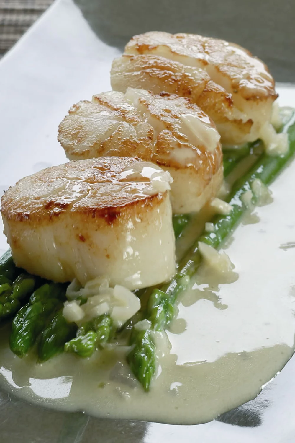 Gebakken sint-jakobsoester met blanke boter en mini-asperges